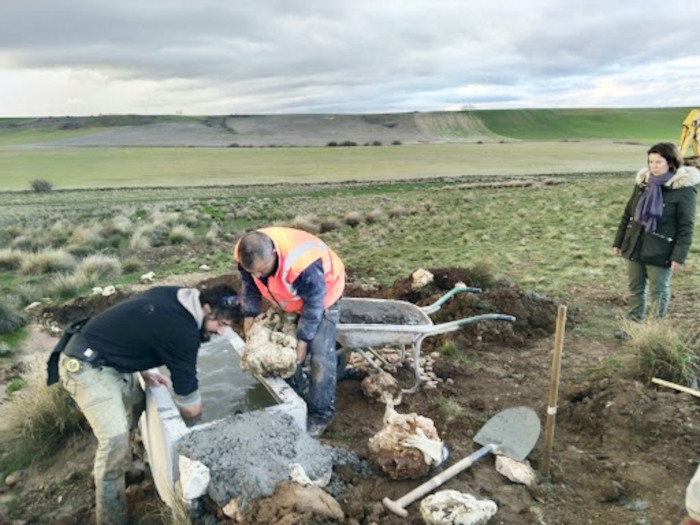 Momento de la construcción de rampas de salida de piedra paa fauna salvaje en los abrevaderos.