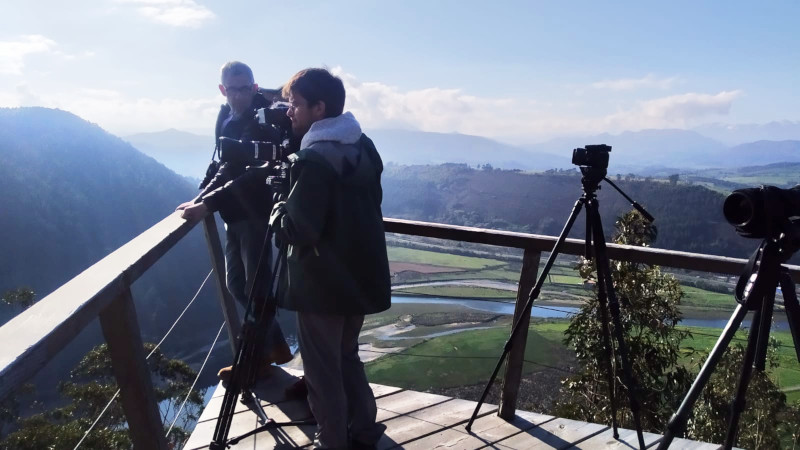 Los documentalistas franceses Jordan Guéant y Maxime Quéméner toman imágenes sobre el Proyecto Pigargo en la ría de Tina Mayor (Asturias-Cantabria).