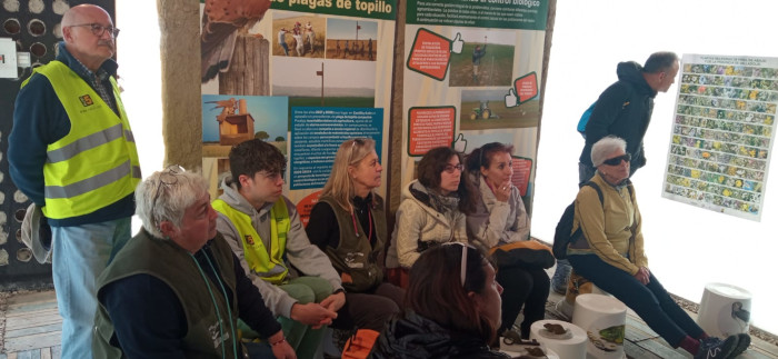 Un momento de la visita de la Asociación Medioambiental “El Pisuerga” al centro de interpretación Civillalar.