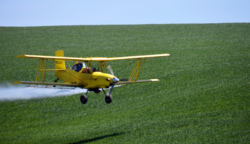 Fumigación aérea de un campo de cultivo. Foto: Carolyn Parsons / Wikicommons.