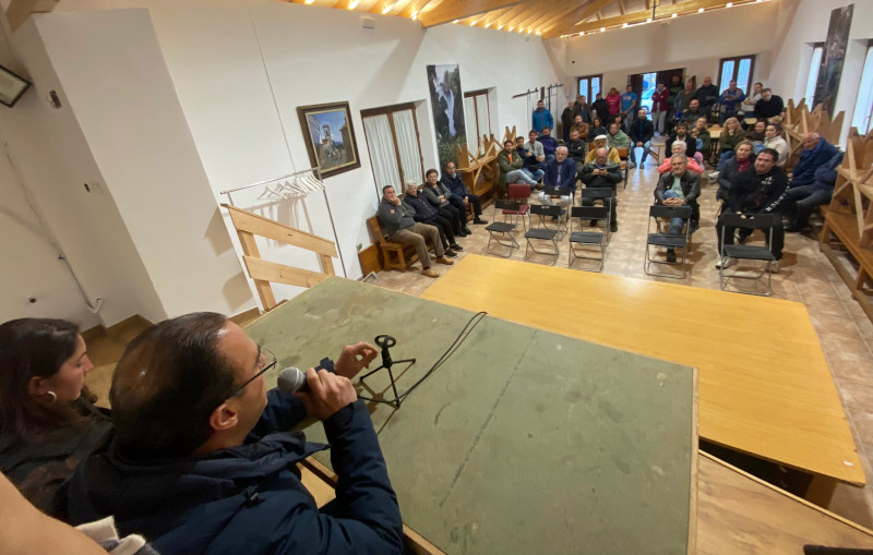 Jesús Bordás, alcalde de Ribadedeva (Asturias), acompañado de Lorena Juste, coordinadora del Proyecto Pigargo, se dirige a los asistentes al encuentro celebrado en Pimiango.