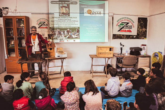 Nuestro compañero Luís Jiménez presenta el taller de cajas nidos a los asistentes.