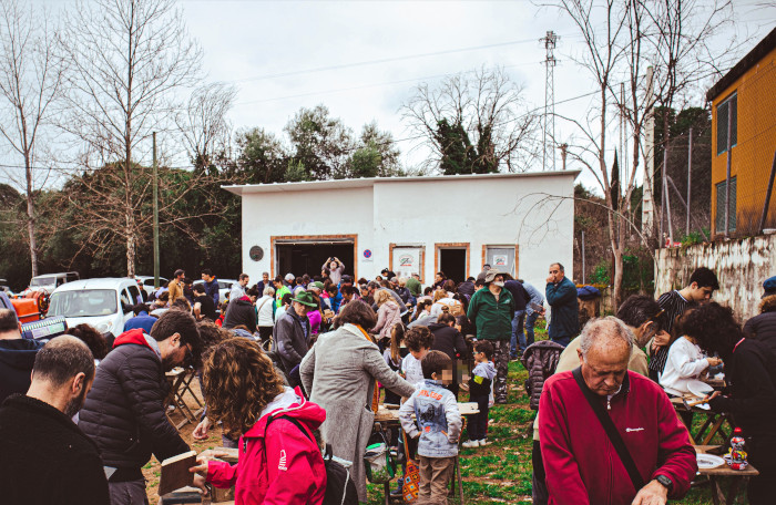 Padres y niños se afanan en el montaje de las cajas nido. 