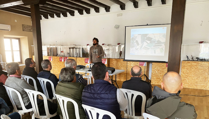 Nuestro compañero Carlos Cuéllar durante su charla sobre el control biológico del topillo campesino.