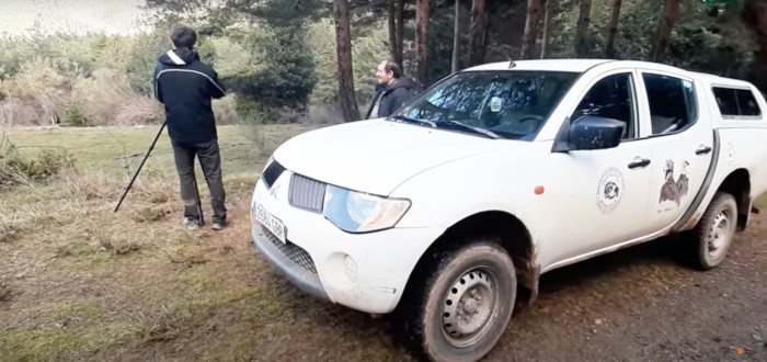 Observación de un nido de buitre negro durante la visita de un grupo de GREFA a la Sierra de la Demanda.