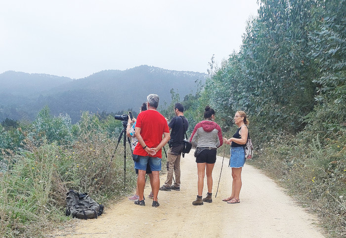 Paseantes interesándose por el “Proyecto Pigargo”, del que quedaron gratamente sorprendidos. Foto: Luís Jiménez.