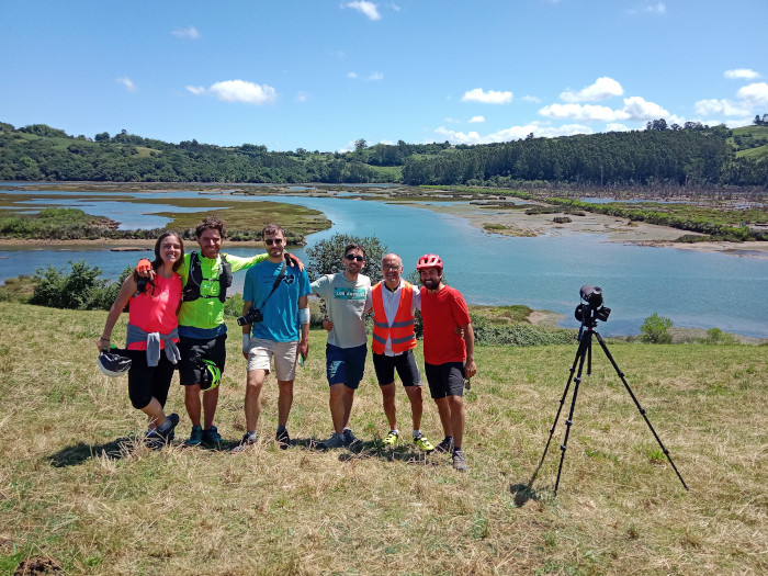 Grupo visitante del Proyecto Pigargo, formado por gente procedente de León y Gijón, durante una visita realizada a finales del pasado julio.