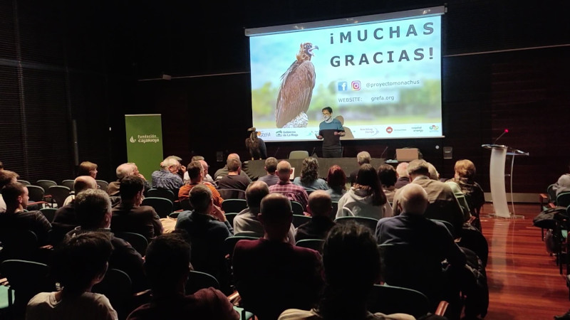 Davide Montanari, de GREFA, durante su reciente charla sobre el Proyecto Monachus en Logroño.