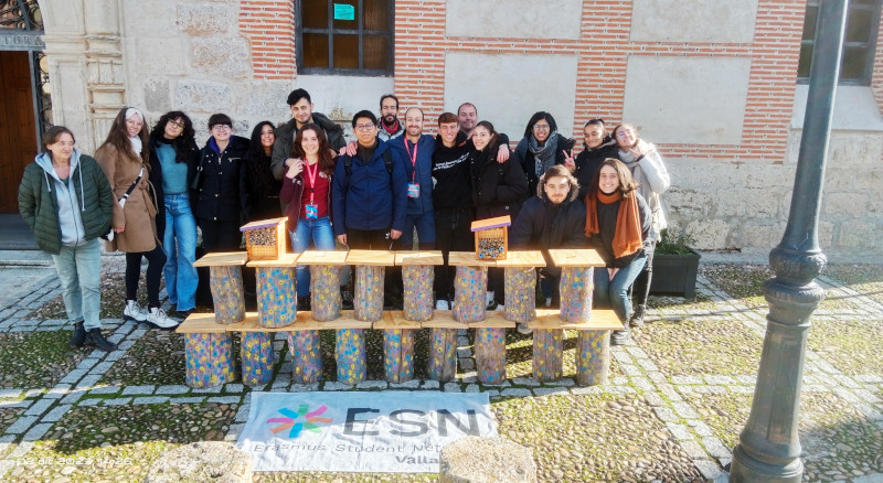 Los voluntarios ESN de la Universidad de Valladolid, con los refugios de cría para abejas silvestres que construyeron en Villalar de los Comuneros.