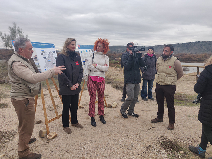 En primer plano, Luis del Olmo, director general de Biodiversidad y Recursos Naturales de la Comunidad de Madrid, se dirige a los asistentes al acto.