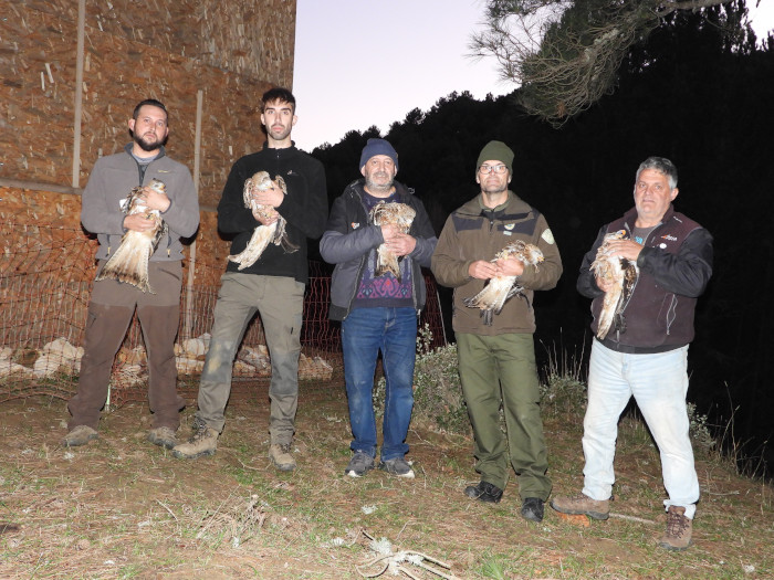 Trabajadores y voluntarios de GREFA, junto con un Agente de Medio Ambiente, posan con cinco de los milanos reales trasladados a Cazorla.