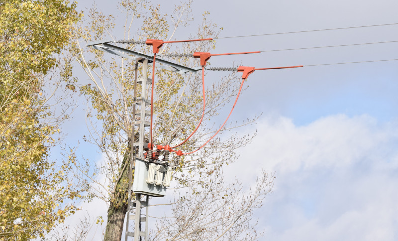 Tendido situado en Velilla de San Antonio (Madrid) rectificado tras la electrocución de un halcón peregrino liberado por GREFA.