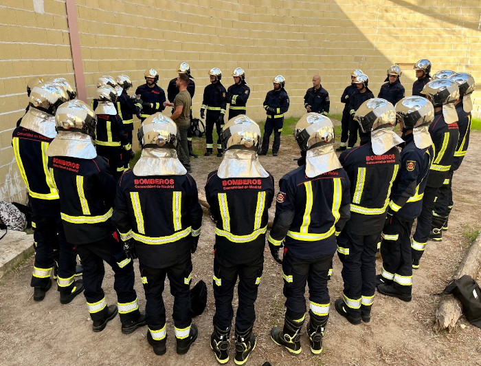 Un grupo de bomberos durante un curso de formación para el manejo de animales salvaje en el hospital de fauna de GREFA.