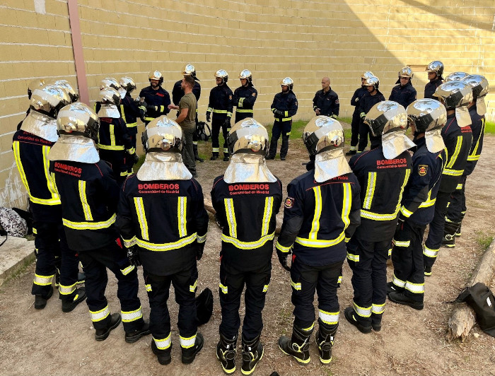 Un grupo de bomberos durante un curso de formación para el manejo de animales salvaje en el hospital de fauna de GREFA.