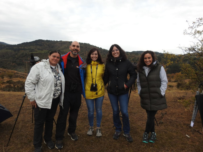 Miembros del equipo de GREFA y empleados de Capital Energy durante la liberación de los buitres negros apadrinados por la empresa en la Sierra de la Demanda.