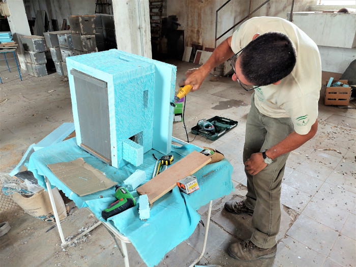 Nuestro compañero Curro Ordoñez, de Groden-Ecologistas en Acción de Baena, aisla térmicamente una de las cajas nido para cernícalo primilla cedidas por la Junta de Andalucía.