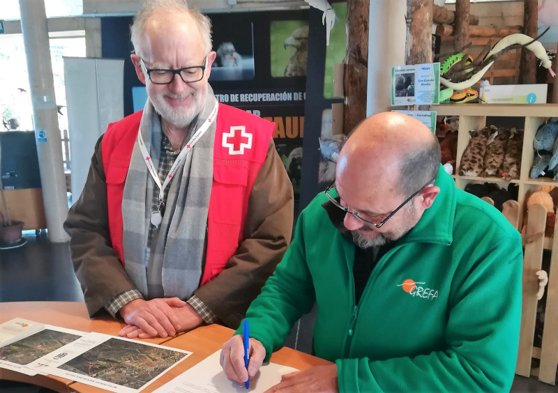 Firma del acuerdo de colaboración entre GREFA y Cruz Roja.