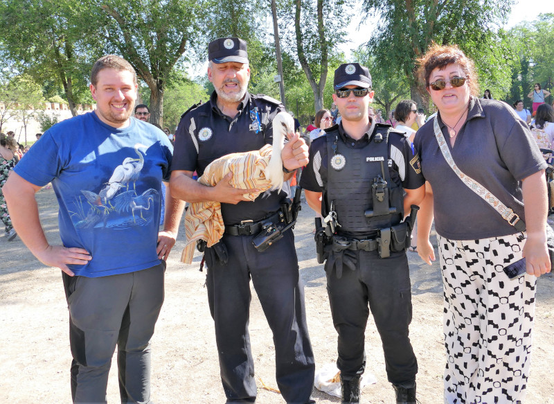 Nuestro compañero Miguel Garcés (primero por la izquierda) junto a dos agentes de la Policía Local y la veterinaria del Ayuntamiento de Alcalá de Henares.