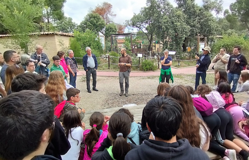 Todos los participantes en la jornada momentos antes de realizar la liberación de los animales que ingresaron en GREFA.