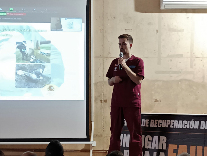 Alberto Alvarado, veterinario de nuestra ONG durante su intervención en la jornada.