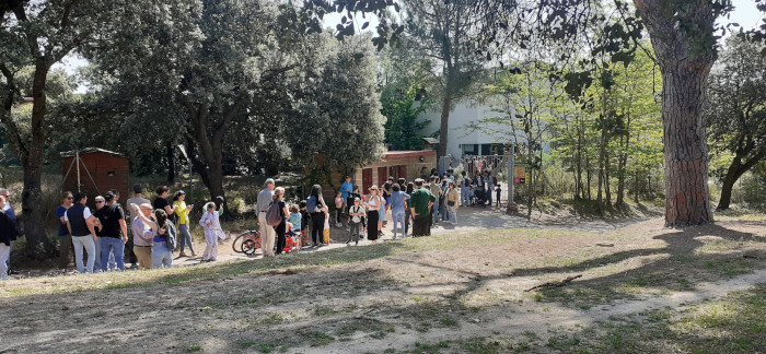 Visitantes durante la jornada de puertas abiertas esperan para entrar a las instalaciones de GREFA, ubicadas en el Monte del Pilar, de Majadahonda (Madrid).
