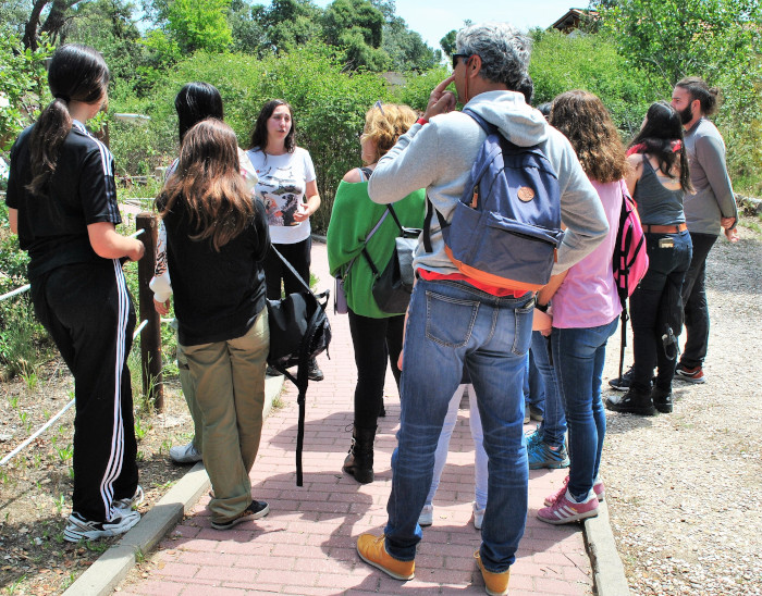 Un grupo de visitantes atiende a las explicaciones del personal de GREFA durante el recorrido por nuestro centro.