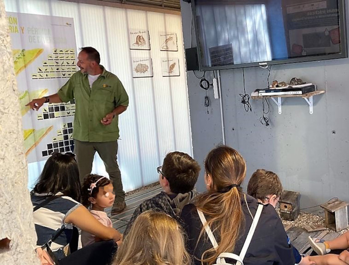 Fernando Blanca, de GREFA, con un grupo de visitantes durante la jornada de puertas en el Centro de Interpretación de Villalar de los Comuneros (Valladolid).