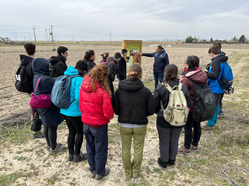 Estudiantes del colectivo Bellotero en nuestra parcela demostrativa “Las Pozas”, en Villalar de los Comuneros (Valladolid).