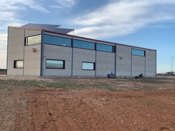 Vista de las instalaciones de manufactura del azafrán donde hemos instalado dos nidos de lechuza.