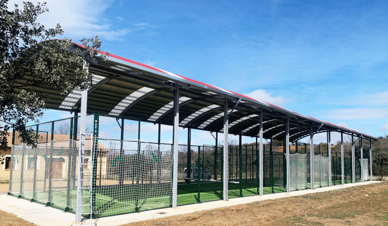 Dos pistas de pádel en Prado Pinilla, pedanía de Fresno de Cantespino (Segovia), donde GREFA ha instalado recientemente los sistemas anticolisión de aves.