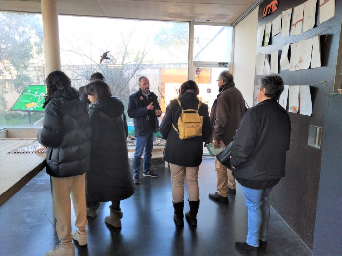 Sebastián Gómez, en el centro de la imagen, al inicio de la visita guiada por las instalaciones de GREFA.