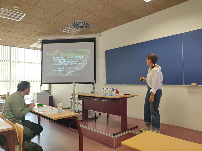 Abril Fernández presenta el trabajo "Temperatura corporal y sistemas termométricos en aves silvestres".