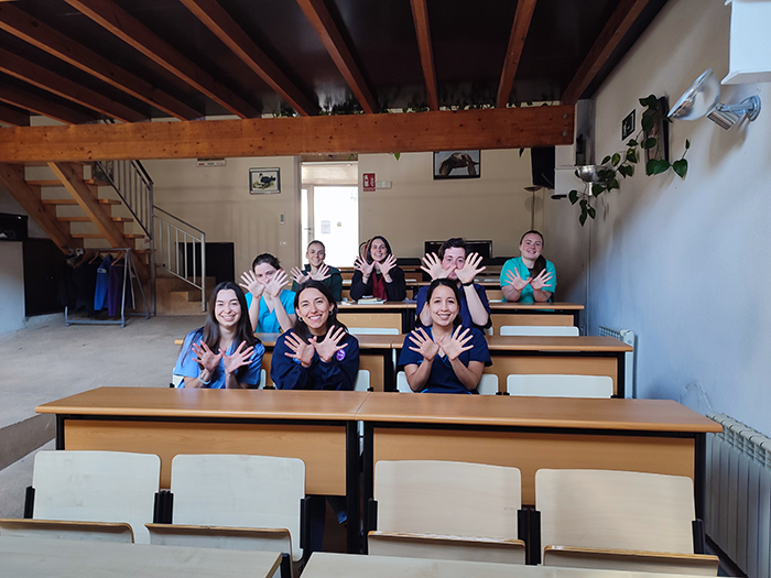 Parte de nuestro voluntariado en la sala de reuniones del Hospital de Fauna Salvaje de GREFA.