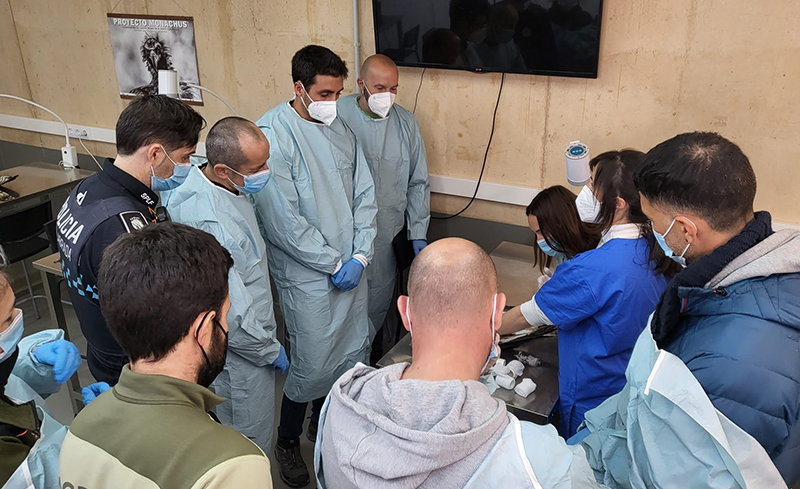 Foto de archivo de asistentes a un curso de GREFA, en la sala de necropsias de nuestro hospital de fauna.