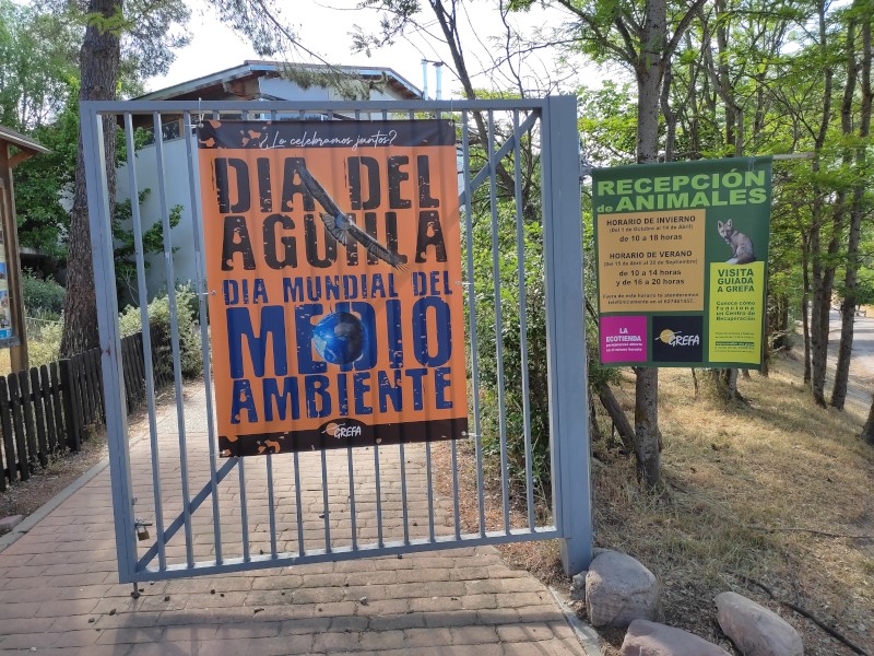 Acceso de visitantes al Hospital de Fauna Salvaje de GREFA y cartelería de la Jornada de Puertas Abiertas de 2022.