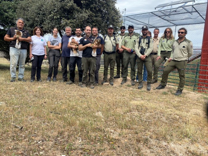 Foto de grupo de los asistentes a la introducción de las águilas de Bonelli en la "jaula-hacking".