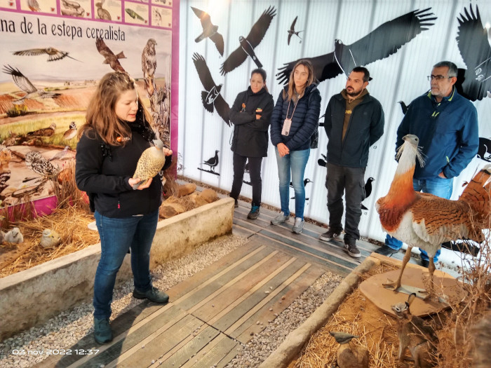 En esta foto de archivo, visitantes al centro reciben las explicaciones del personal de GREFA acerca de la biodiversidad que se puede encontrar en los campos de cultivos castellanos.