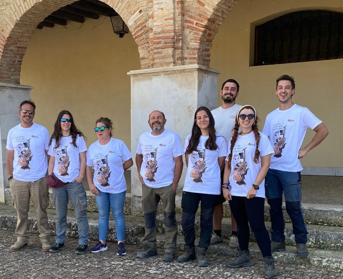 Foto del equipo de GREFA responsable de la instalación de las 100 cajas nido.