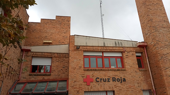 Fachada de la sede de Cruz Roja de Segovia donde se han instalado algunas cajas nido para aves insectívoras.