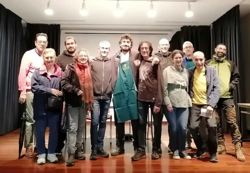 Foto de familia de los miembros de ARBA y nuestro compañero de GREFA al que obsequiaron con un delantal bordado con el logo de su organización.