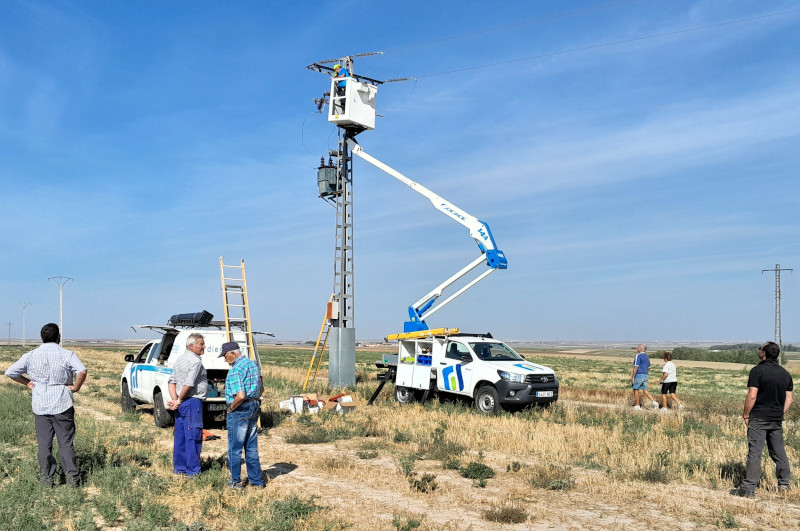 Vecinos de Langa observan las correcciones en un apoyo eléctrico de esta localidad abulense para evitar muertes de aves.