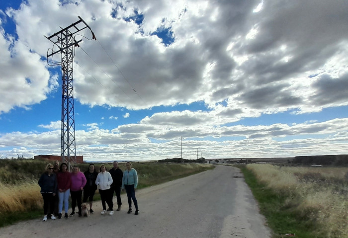 Grupo de voluntarios de Flores de Ávila visita una línea eléctrica acompañados por personal del Equipo Tendidos de GREFA.