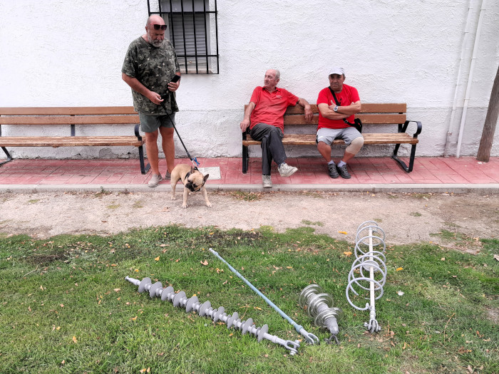  Participantes en la acción de voluntariado en Donvidas observan muestras de material de protección eléctrica aportado por GREFA.