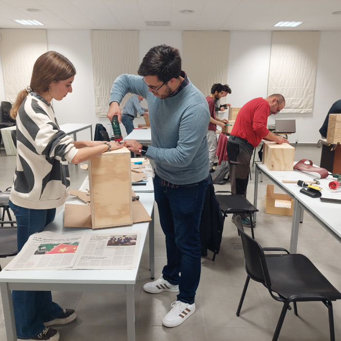 Participantes del taller ensamblan las cajas de madera que serán utilizadas como nidales de cernícalo primilla. Foto: Luis Jiménez.