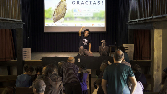 Charla de un miembro del Proyecto Monachus en el evento celebrado en Canales de la Sierra (La Rioja) el pasado 30 de septiembre.