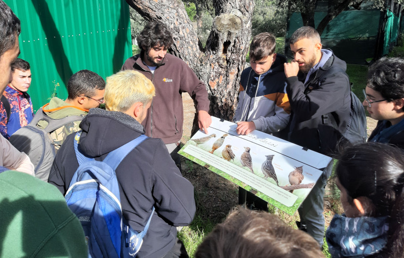 Grupo de estudiantes del Grado Superior de Gestión Forestal y del Medio Natural (Coca, Segovia) durante su visita a las instalaciones de GREFA.