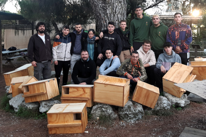 Participantes en el taller de montaje de cajas nido para lechuzas.