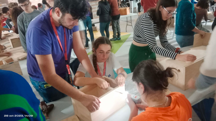 Participantes en el Proyecto SolidEU construyen cajas nido para comadrejas, un mamífero carnívoro de gran importancia en el control de plagas de roedores.