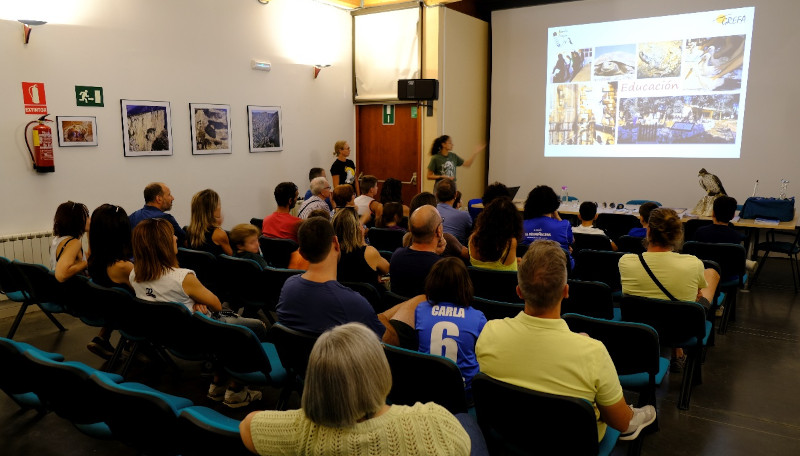 Una educadora ambiental de GREFA explica el trabajo de nuestra ONG en el Centro de Interpretación de Bierge (Huesca).