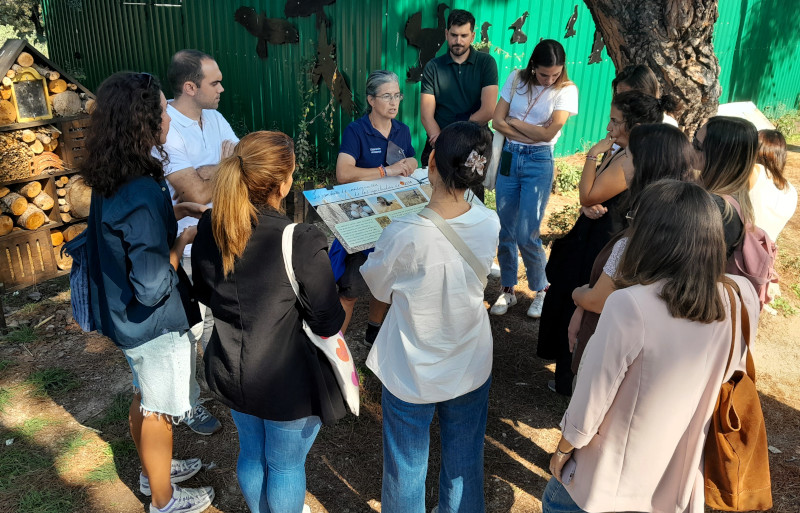 Educadora de GREFA con uno de los dos grupos que se formaron para facilitar la visita a nuestro centro de los empleados de TotalEnergies Renewables.